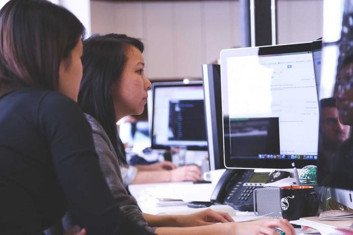 A person working with a professional in order to gain benefits of a website analysis.